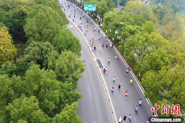 2024重庆半程马拉松鸣枪起跑，丁常琴刷新赛会纪