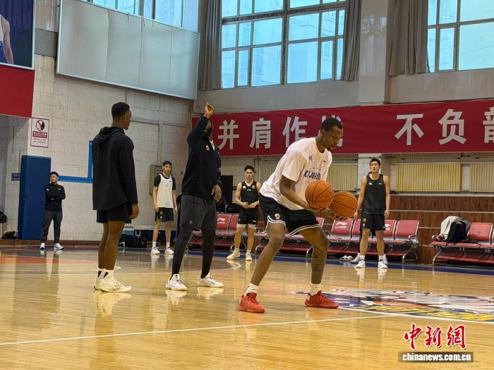 新疆男篮备战新赛季：新外援亮相带动年轻核心