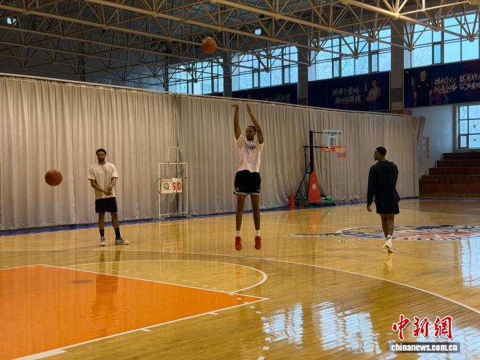 新疆男篮备战新赛季：新外援亮相带动年轻核心