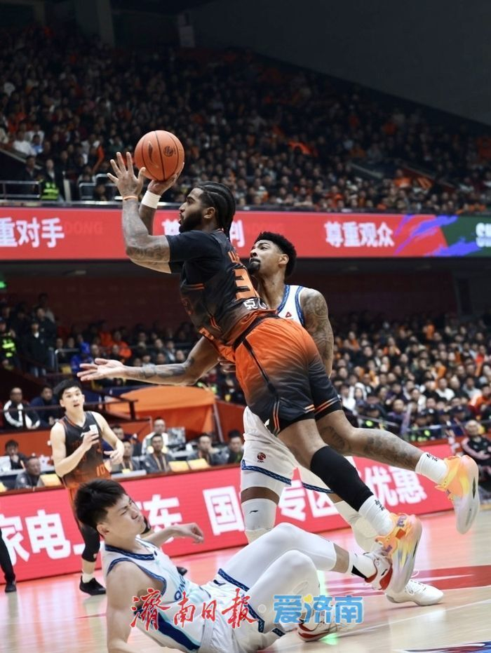 山东高速男篮力克青岛终结三连胜 积分榜反超升