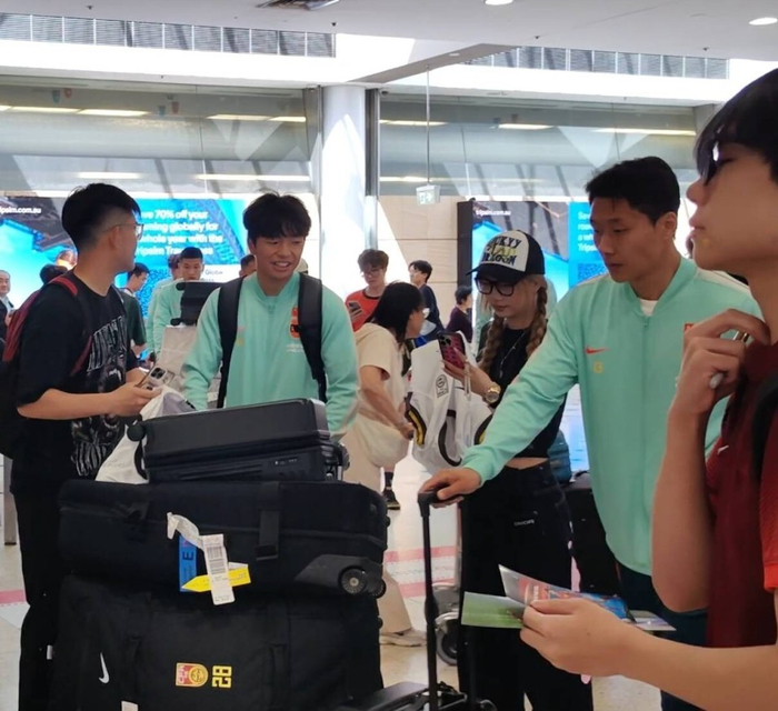 国足启程澳大利亚迎战库拉索 增援李镇全李扬助