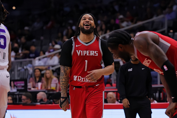 火箭二队重用表现低迷戴申-尼克斯引争议