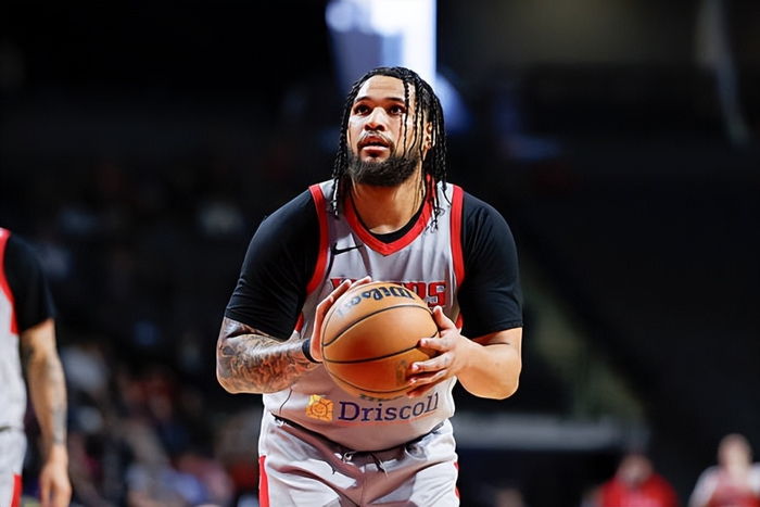 火箭二队重用表现低迷戴申-尼克斯引争议