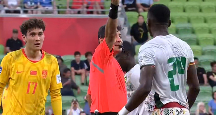 拜合拉木拼抢引发红牌风暴，身体素质获媒体盛