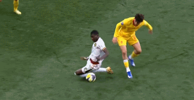 拜合拉木拼抢引发红牌风暴，身体素质获媒体盛