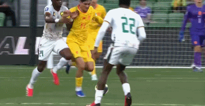 拜合拉木拼抢引发红牌风暴，身体素质获媒体盛