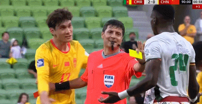 拜合拉木拼抢引发红牌风暴，身体素质获媒体盛