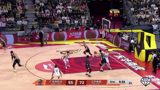 胡明轩走步争议引裁判判罚 奎因挑衅辽宁遭教练