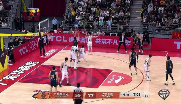 胡明轩走步争议引裁判判罚 奎因挑衅辽宁遭教练