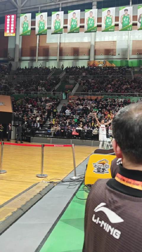 胡明轩走步争议引裁判判罚 奎因挑衅辽宁遭教练