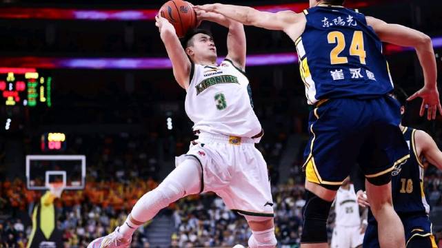 胡明轩走步争议引裁判判罚 奎因挑衅辽宁遭教练