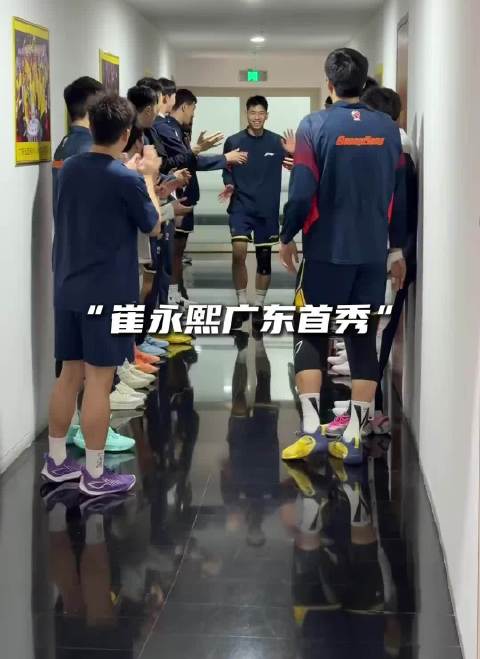 胡明轩走步争议引裁判判罚 奎因挑衅辽宁遭教练