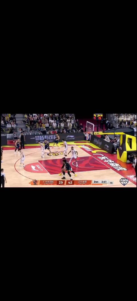 胡明轩走步争议引裁判判罚 奎因挑衅辽宁遭教练