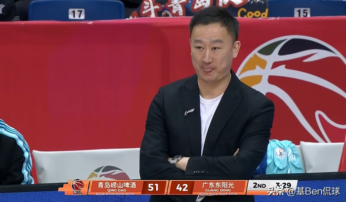青岛男篮末节崩盘引争议 王奕博失误成输球关键