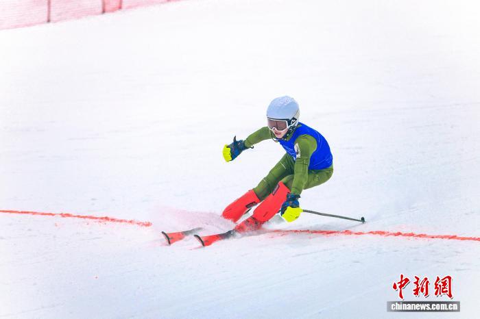 FIS首届亚洲室内高山滑雪锦标赛深圳启幕 12国青